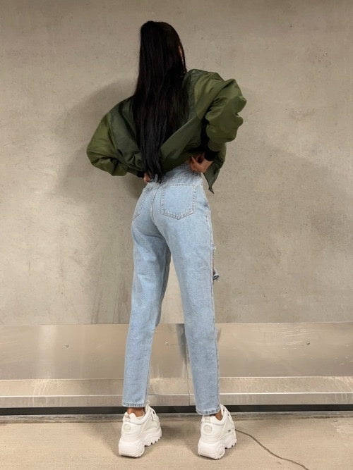 RIPPED KNEE JEANS