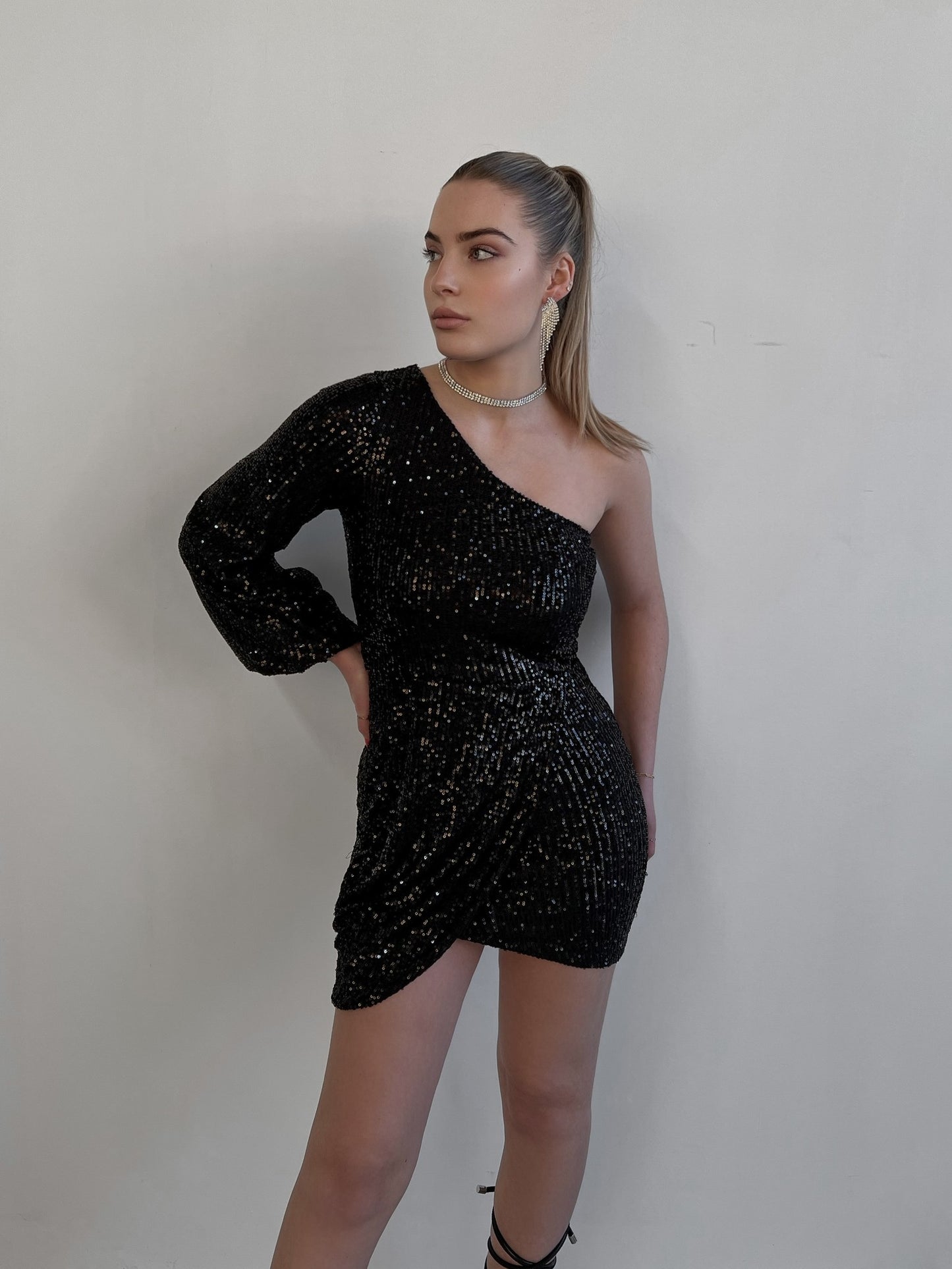 SEQUIN DRESS ONESLEEVE BLACK